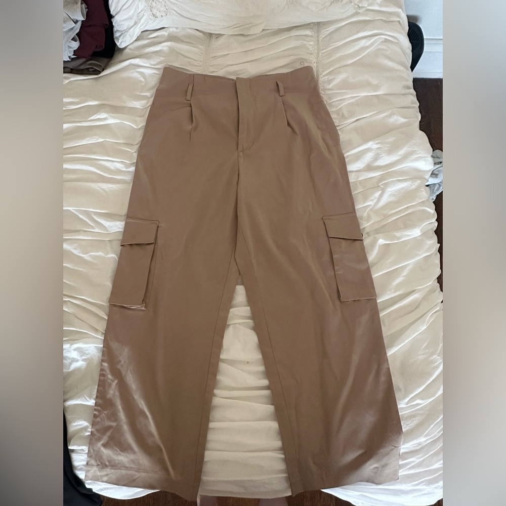 Tan cargo pants with a relaxed fit #cargo #tan